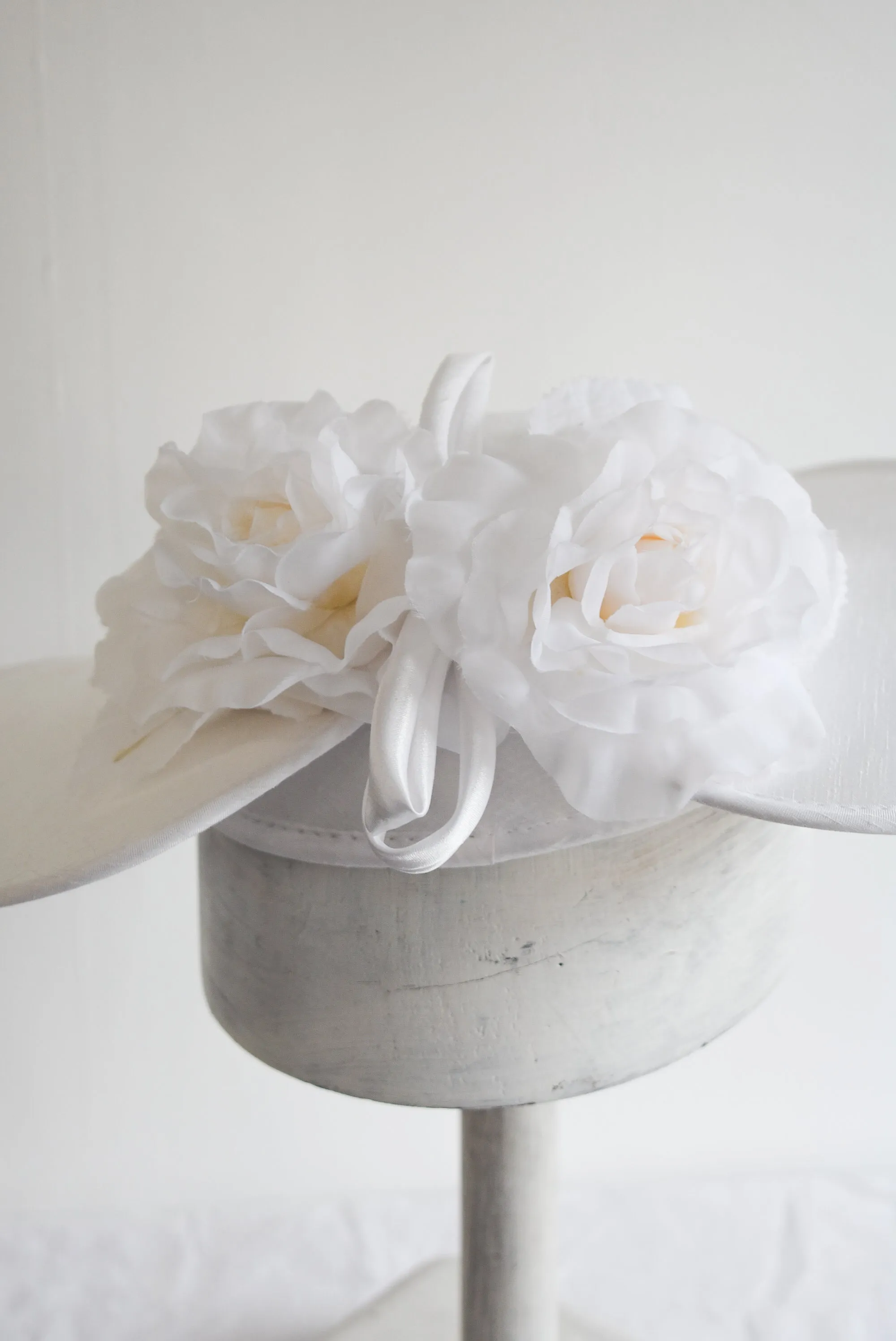 Stunning "Day at the Races", white heart hat NZ made