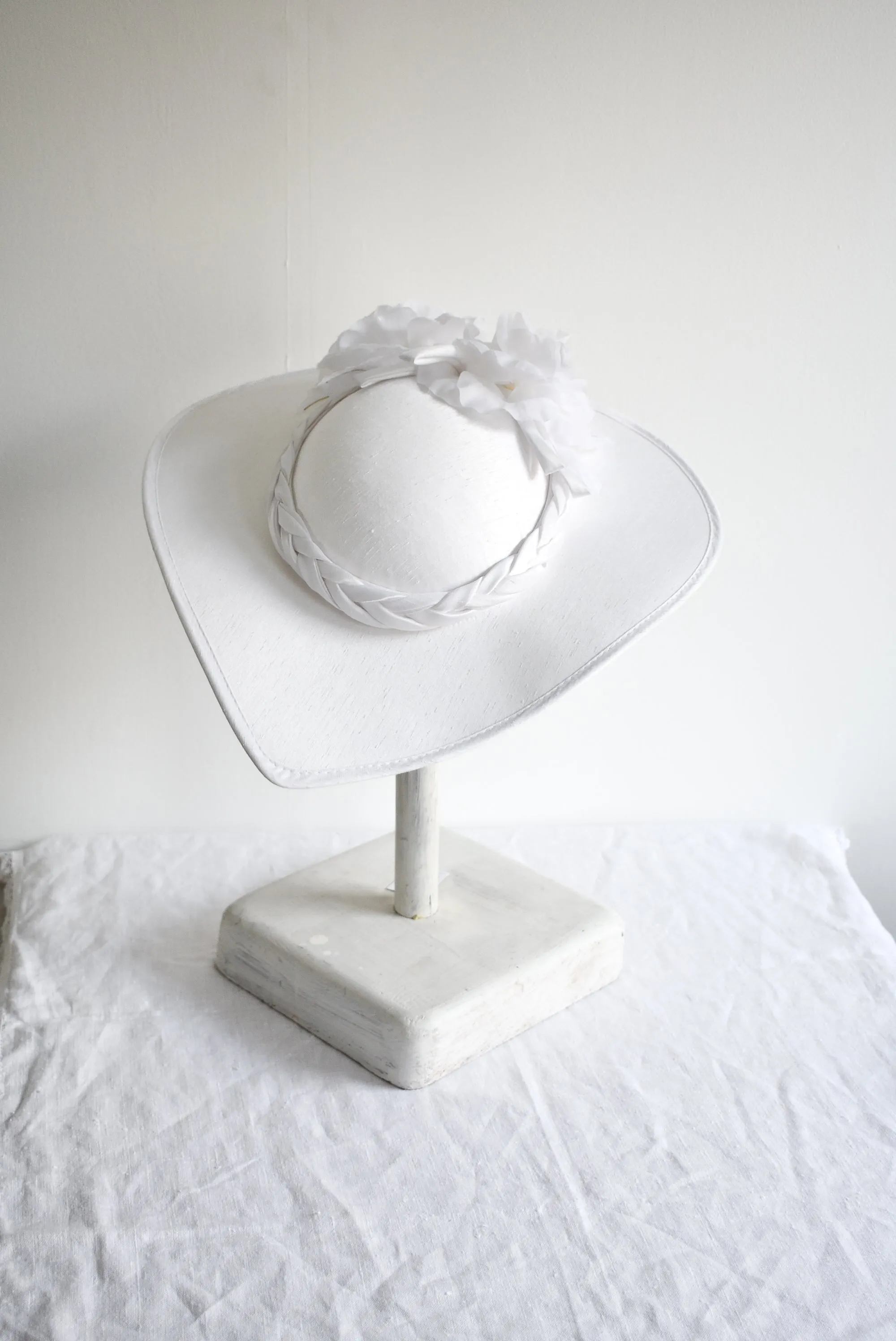 Stunning "Day at the Races", white heart hat NZ made