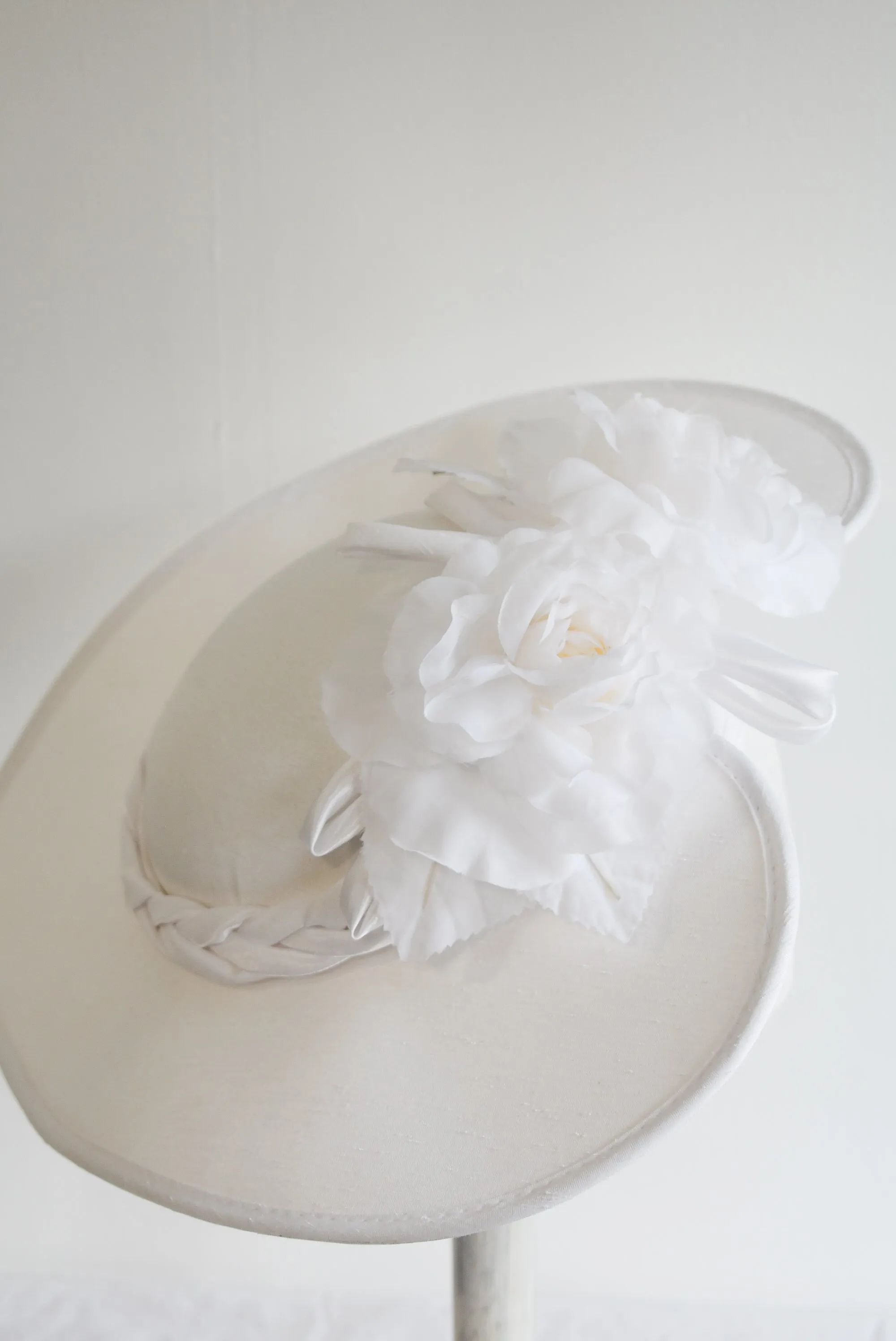 Stunning "Day at the Races", white heart hat NZ made